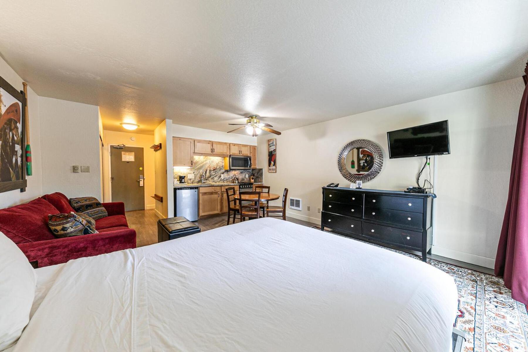 Charming Queen Deluxe W/balcony #233 At Donner Village Truckee
