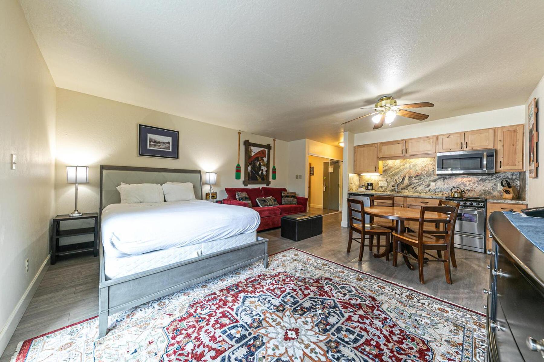 Charming Queen Deluxe W/balcony #233 At Donner Village Truckee