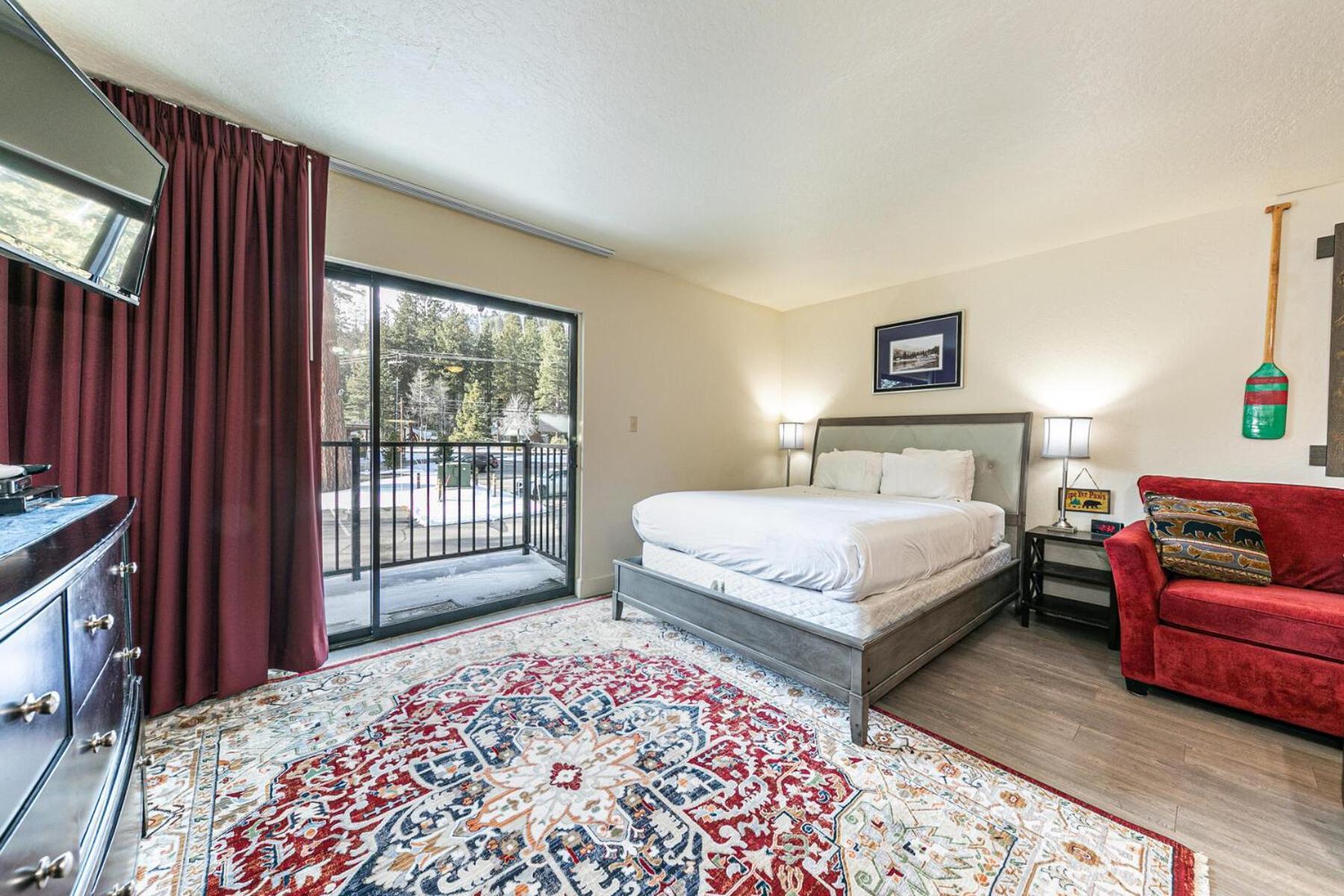 Charming Queen Deluxe W/balcony #233 At Donner Village *